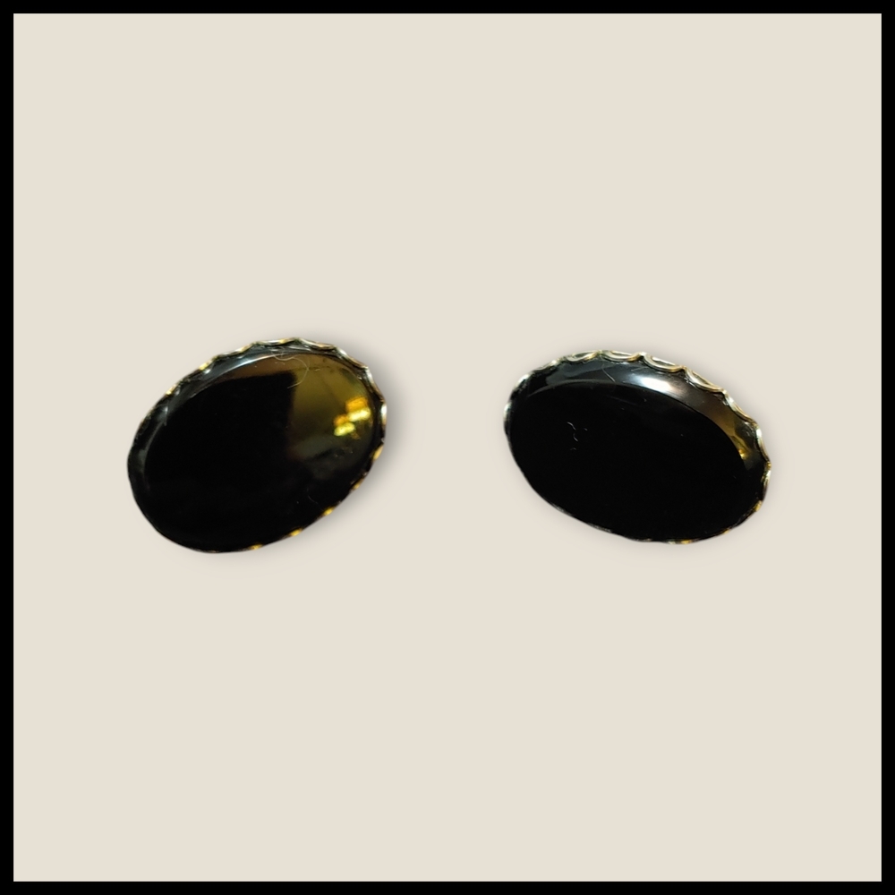 Vintage Screw Back Black Oval Earrings - Picture 7 of 9